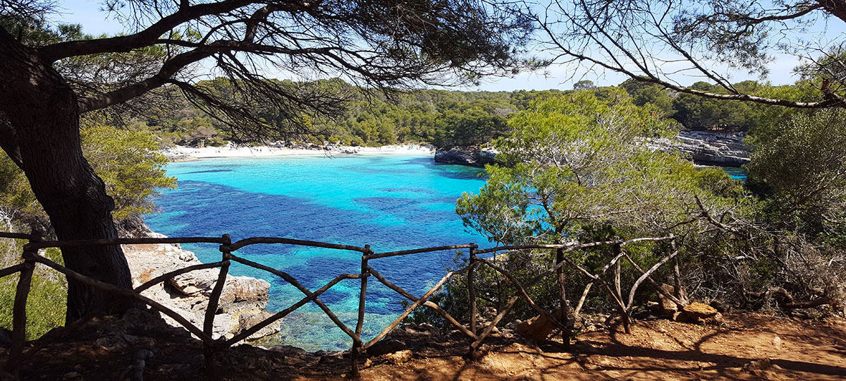 La double baie turquoise de Cala en Turqueta, à Minorque