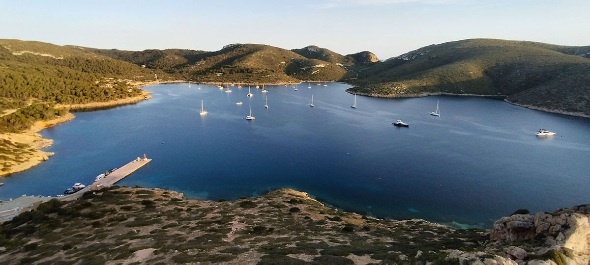 The natural harbour of Cabrera and its field of mooring buoys
