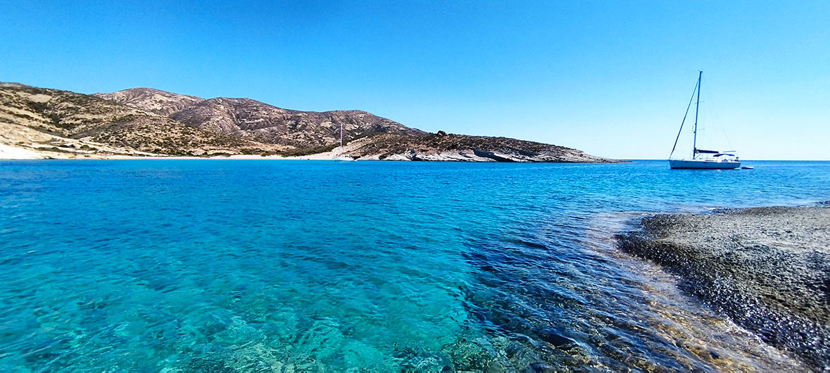 El agua clara de Poliegos, la mayor isla deshabitada del Egeo