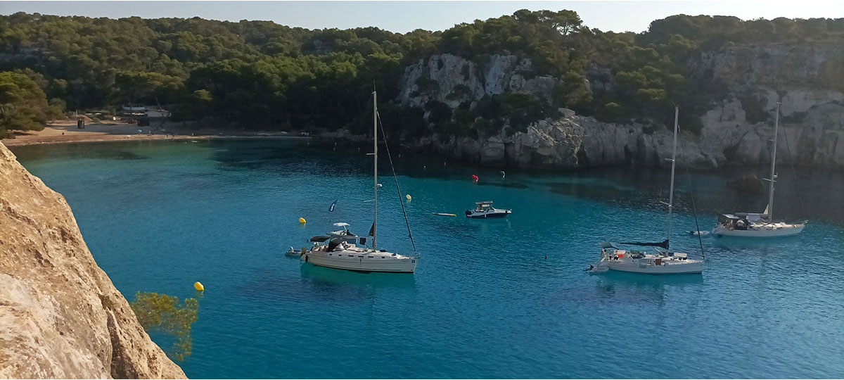 Voiliers au mouillage devant la plage de Cala Macarella, à Minorque