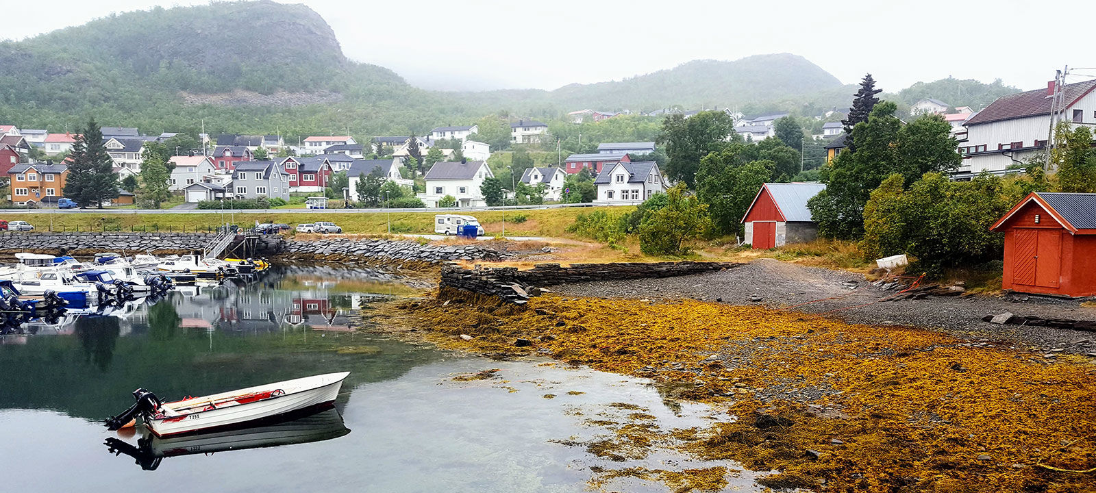 Un pueblo de pescadores y sus cabañas rojas, norte de Noruega
