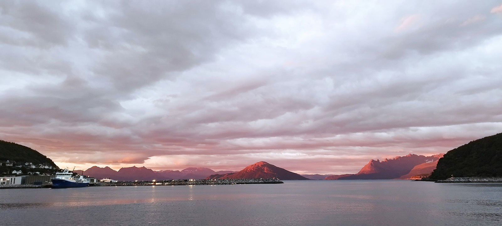 El cielo rosa de las once de la noche en la costa de Finnmark