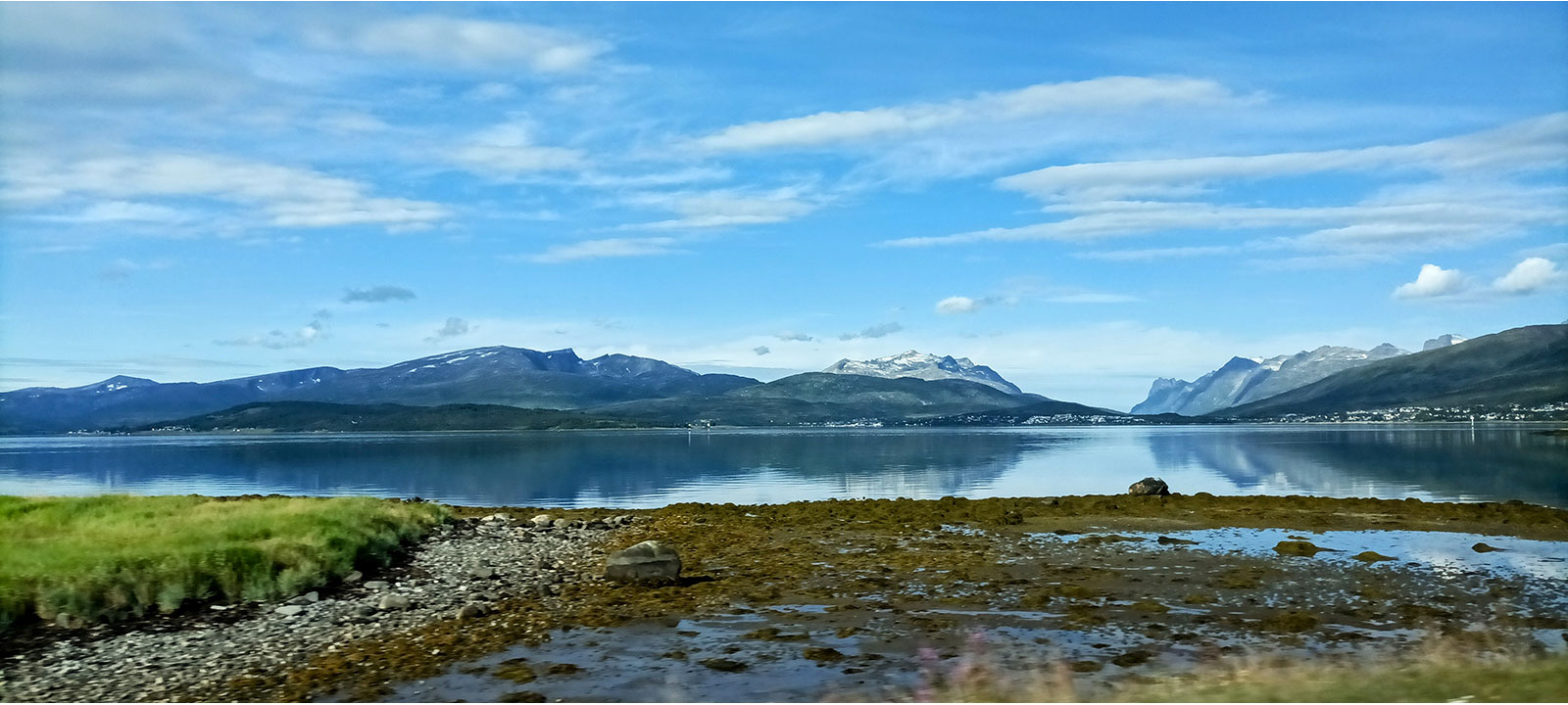 Un fiordo abierto bajo el gran cielo del norte de Noruega