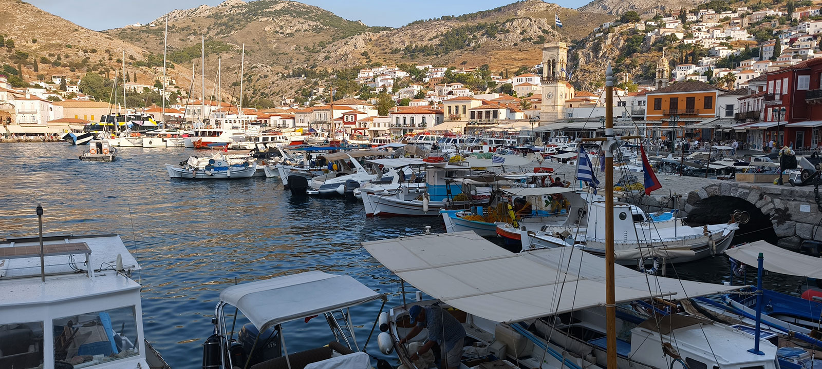 Le port d'Hydra rempli de bateaux, quai contre quai