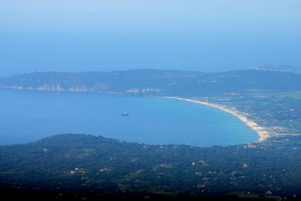 Vela privada Costa Azul — La bahía de Pampelonne desde las alturas de Ramatuelle (foto Starus, CC BY-SA 3.0)