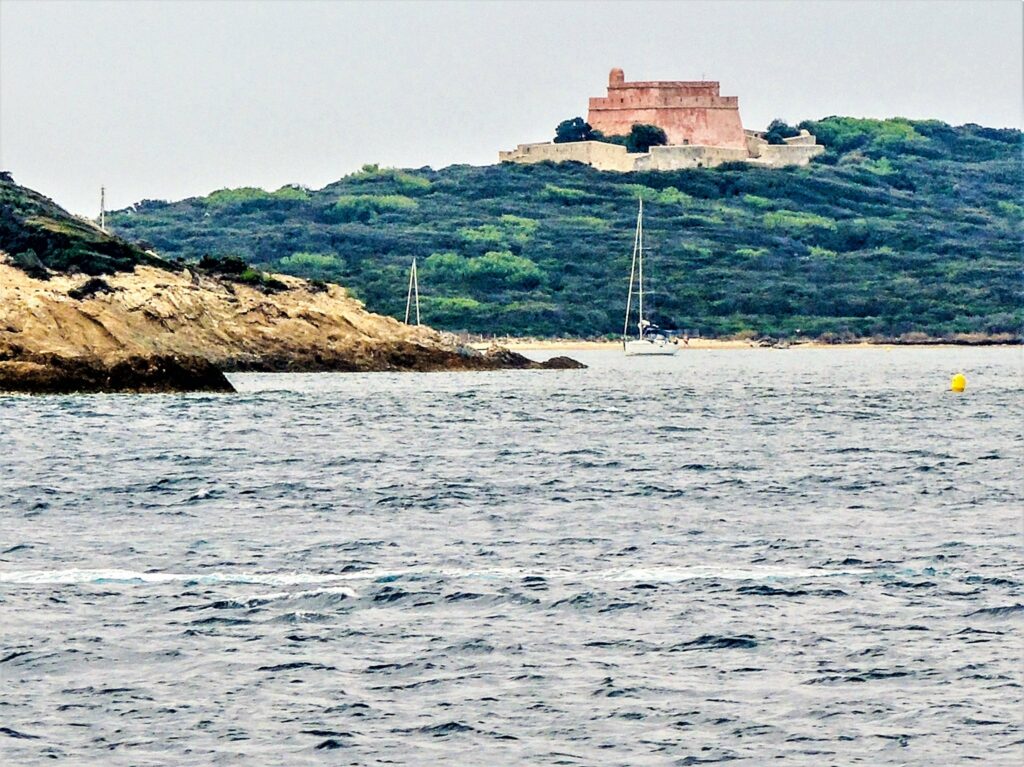 Vela privada Costa Azul — El fuerte del Grand Langoustier, visto desde el barco (foto Espirat, CC BY-SA 4.0)