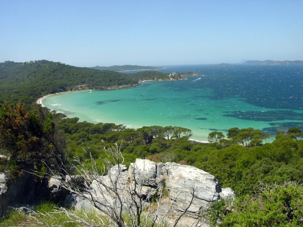 Vela privada Costa Azul — La playa Notre-Dame, Porquerolles (foto PQR, CC BY-SA 3.0)