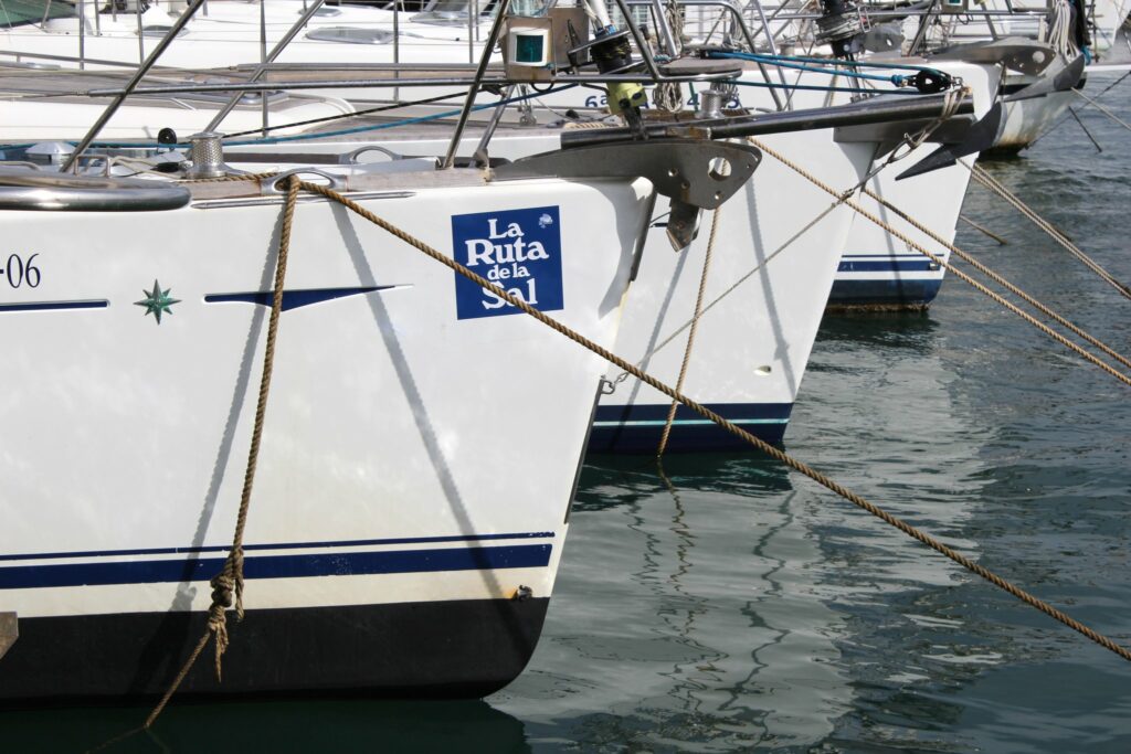 Travesía Barcelona Ibiza velero — Las proas en el pantalán, con la insignia de la Ruta de la Sal (foto Pompilos, CC BY-SA 4.0)