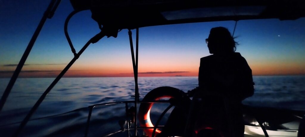 Travesía Barcelona Ibiza velero — Final de la guardia nocturna, primeras luces
