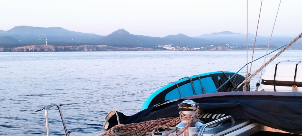 Travesía Barcelona Ibiza velero — La costa a la vista tras la travesía