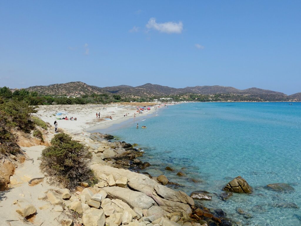 Crucero velero Cerdeña — La arena blanca de la Spiaggia di Simius (foto Olaf Tausch, CC BY 3.0)