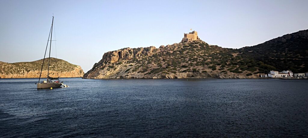 Crucero velero Baleares — Fondeados bajo el castillo de Cabrera, al amanecer
