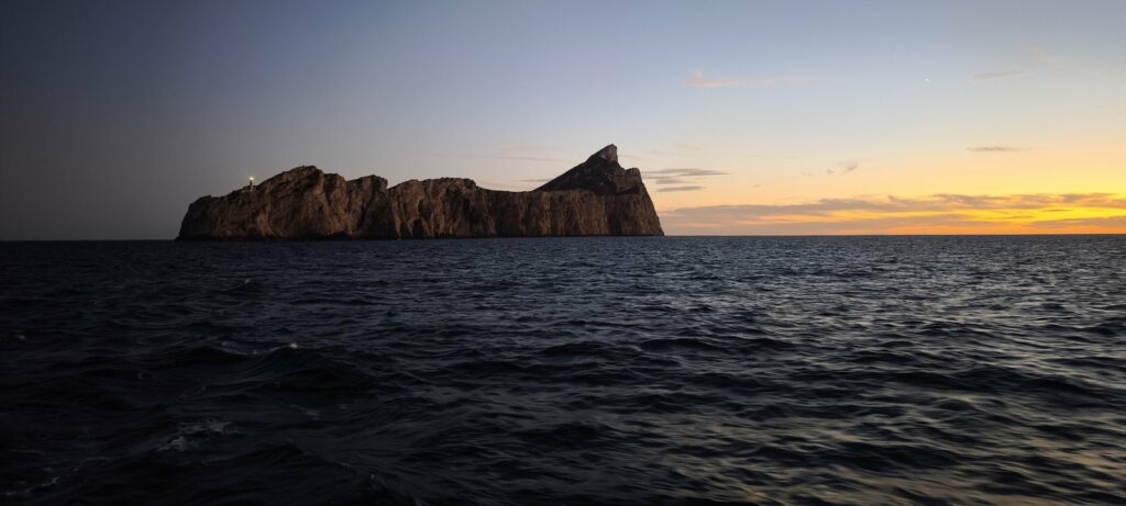 Crucero velero Baleares — Sa Dragonera al atardecer, desde el fondeadero de Sant Elm (Mallorca)