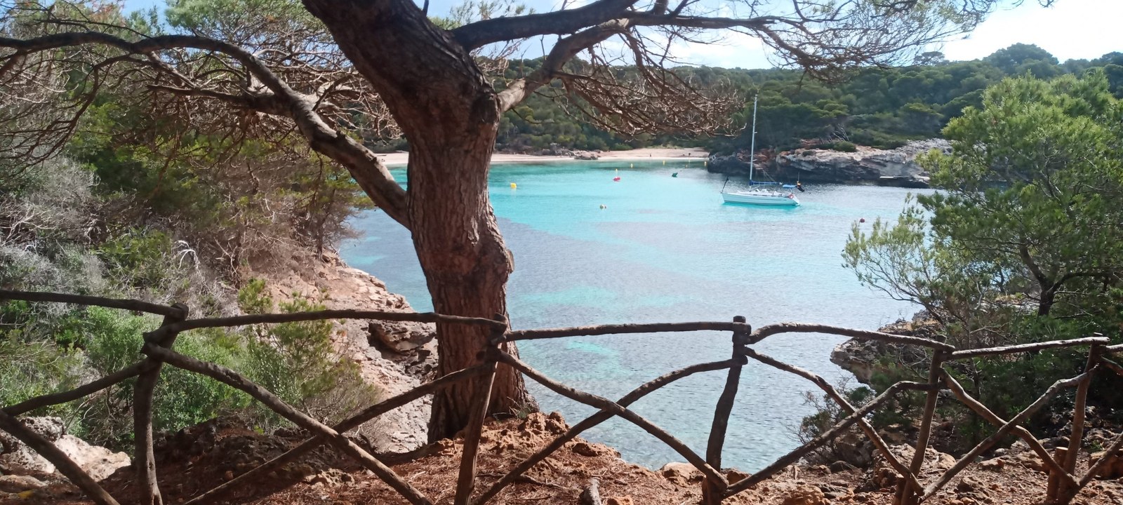 Une cala de la côte sud de Minorque vue depuis le sentier côtier