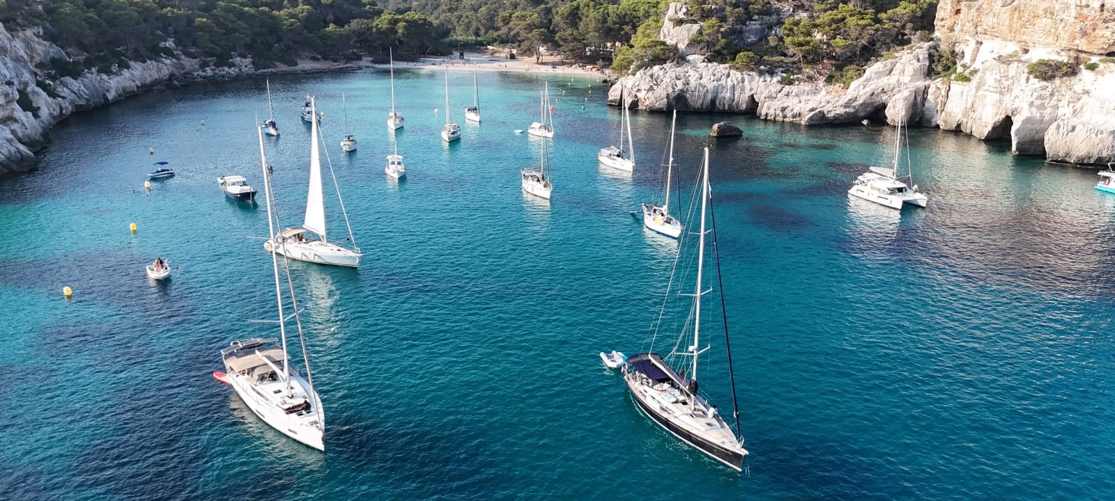 Voiliers au mouillage dans une cala de la côte sud de Minorque